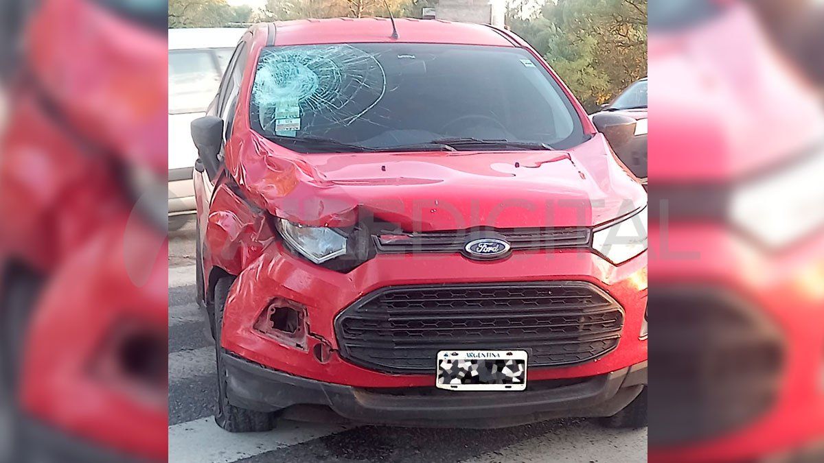 El choque se produjo entre una camioneta roja marca Ford y la moto en la que circulaba la víctima.
