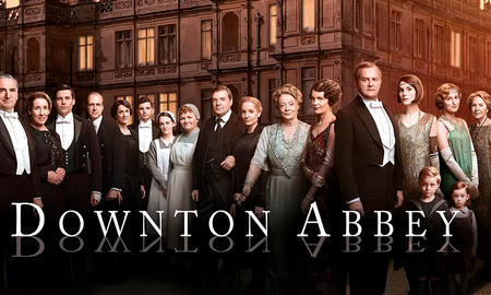 Downton Abbey: A New&nbsp;Era vuelve a estar dirigida por&nbsp;Simon Curtis&nbsp;(My Week with Marilyn, Woman in Gold), mientras que el guion vuelve estar a cargo de Julian Fellowes. La película llegará a los cines en&nbsp;marzo de 2022.