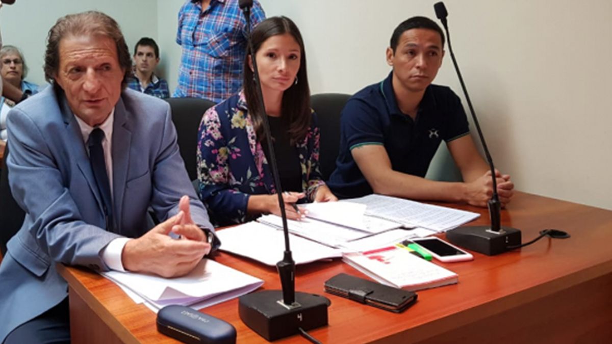 El imputado Juan Valdez junto a sus abogados defensores