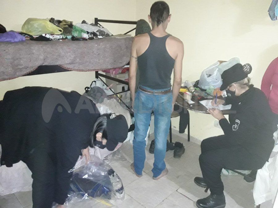 En el lugar secuestraron las prendas que el hombre llevaba puestas en las imágenes de las cámaras de seguridad del municipio. 