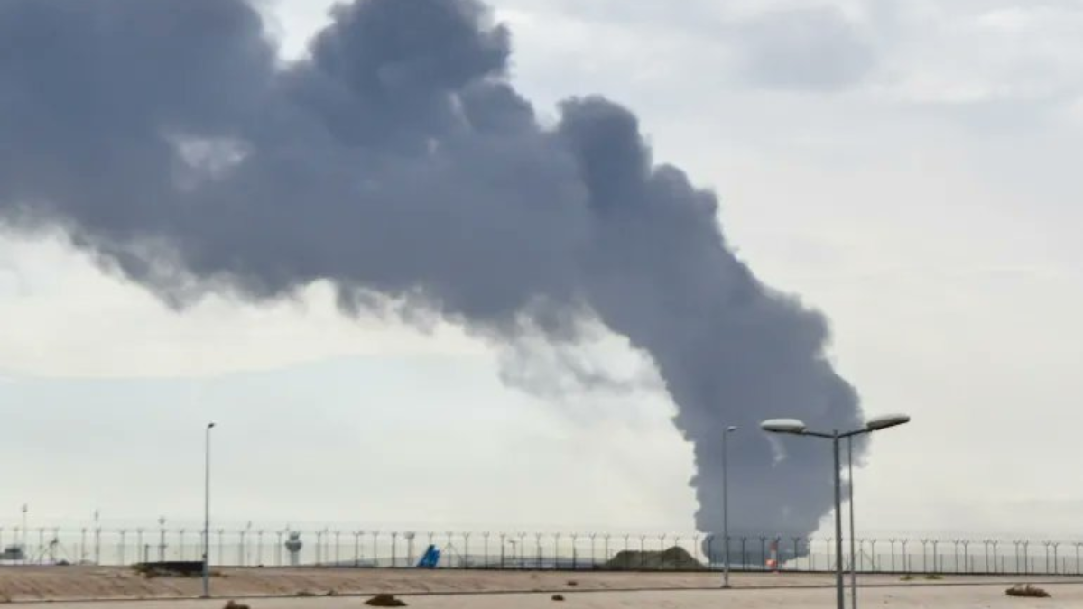 Un depósito de combustible del aeropuerto de Kuwait se incendió tras un ataque con drones y misiles Un depósito de combustible del aeropuerto de Kuwait se incendió tras un ataque con drones y misiles