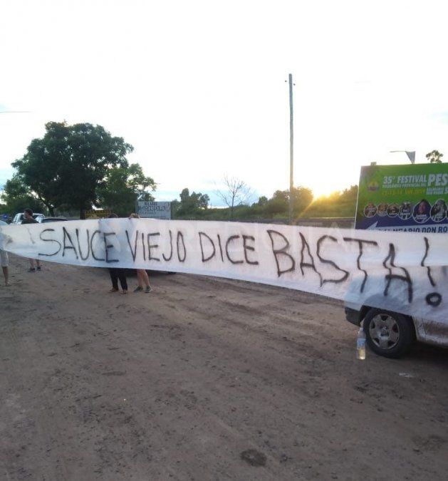 Vecinos de Sauce Viejo se manifestaron en el ingreso al Festival del Pescador