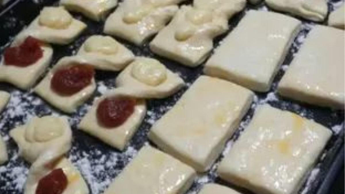 Estas facturas hojaldradas con crema pastelera y dulce de membrillo son el acompañamiento ideal para cualquier momento del día. Estas facturas hojaldradas con crema pastelera y dulce de membrillo son el acompañamiento ideal para cualquier momento del día.