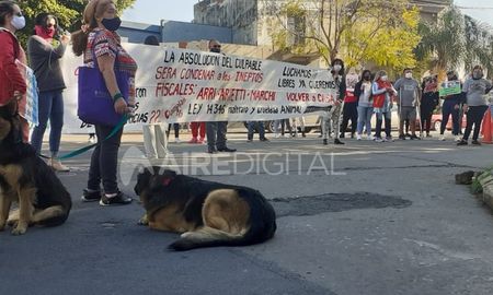 En medio de la imputación, un grupo de personas cortaron la calle para exigir la liberación de diez caninos que están retenidas por orden de la Justicia. En medio de la imputación, un grupo de personas cortaron la calle para exigir la liberación de diez caninos que están retenidas por orden de la Justicia.