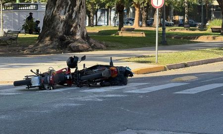 El accidente ocurrió en Urquiza y Santiago del Estero, en el macrocentro de Santa Fe. Una motociclista sufrió una fractura y fue trasladada al hospital Cullen. El accidente ocurrió en Urquiza y Santiago del Estero, en el macrocentro de Santa Fe. Una motociclista sufrió una fractura y fue trasladada al hospital Cullen.