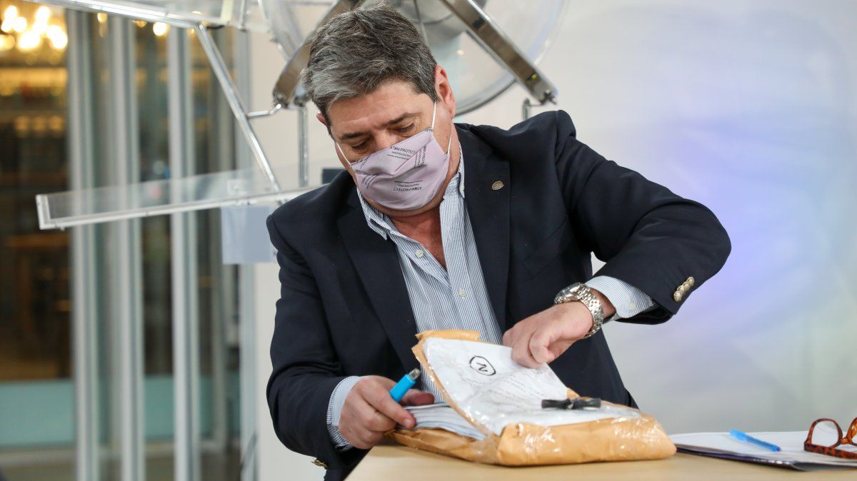 El secretario de Empresas y Servicios Públicos, Carlos Maina, explicó que con esta obra se abastecerá con agua potable a las cisternas de almacenamiento de paraje Los Zapallos y Arroyo Leyes.