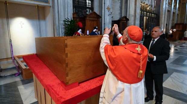 Tras colocar el féretro, los cardenales imprimieron los sellos oficiales y rociaron la tumba con agua bendita.