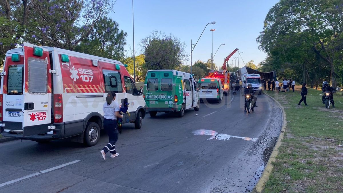 Una mujer quedó atrapada durante varios minutos y fue rescatada por los bomberos zapadores.