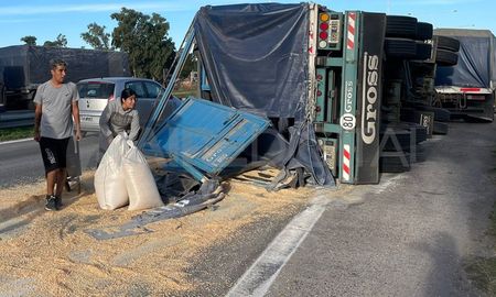 Personas de la zona se acercaron con bolsas para llevarse lo que había caído en el piso. Personas de la zona se acercaron con bolsas para llevarse lo que había caído en el piso.