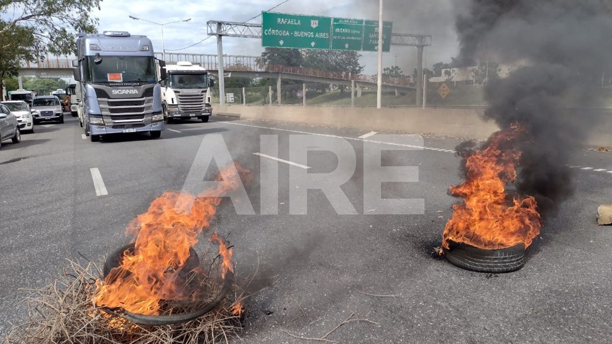 Los pescadores cortan los ingresos al Puente Rosario-Victoria.