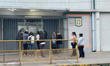 Familias reclamaron seguridad en escuela Lourdes tras las amenazas de una madre a otra en la puerta del establecimiento educativo. Familias reclamaron seguridad en escuela Lourdes tras las amenazas de una madre a otra en la puerta del establecimiento educativo.