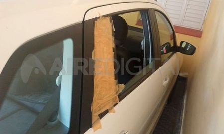 El dueño de un coche fue blanco de los delincuentes tras haberlo estacionado en Santiago del Estero 2800.