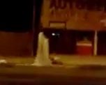 Los vecinos decían que vieron a una mujer de cabellos negros deambulando por la calle, que balbuceaba y lloraba mientras andaba errante por la calle.