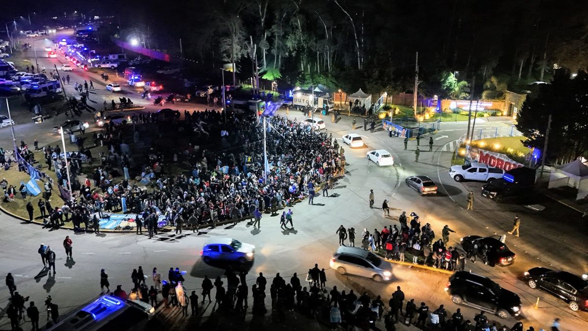 Como luego de aquel recibimiento en 2022, cuando Argentina se consagró campeona del mundo en Qatar, venciendo a Francia en los penales, un gran grupo de hinchas se acercaron para recibir a los bicampeones. Como luego de aquel recibimiento en 2022, cuando Argentina se consagró campeona del mundo en Qatar, venciendo a Francia en los penales, un gran grupo de hinchas se acercaron para recibir a los bicampeones.