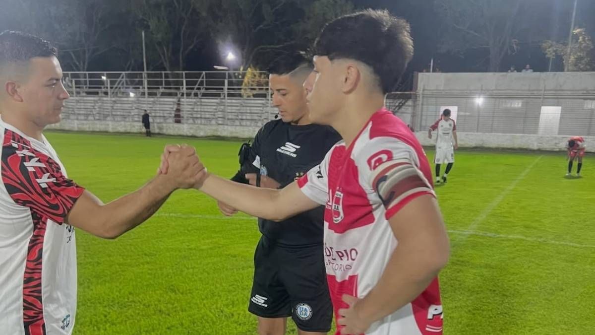 El sorteo de capitanes de Barrio Norte de Avellaneda y Atlético y Tiro de Reconquista por Liga Reconquistense de Fútbol. Foto: Instagram Barrio Norte. El sorteo de capitanes de Barrio Norte de Avellaneda y Atlético y Tiro de Reconquista por Liga Reconquistense de Fútbol. Foto: Instagram Barrio Norte.