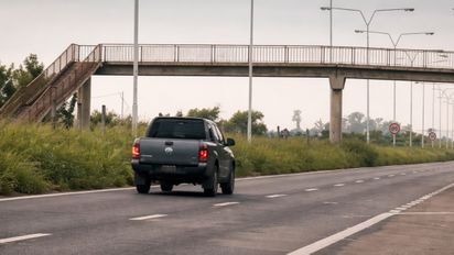 Pastizales desbordados en la Ruta Nacional 168: vecinos alertan por peligro y garitas ocultas