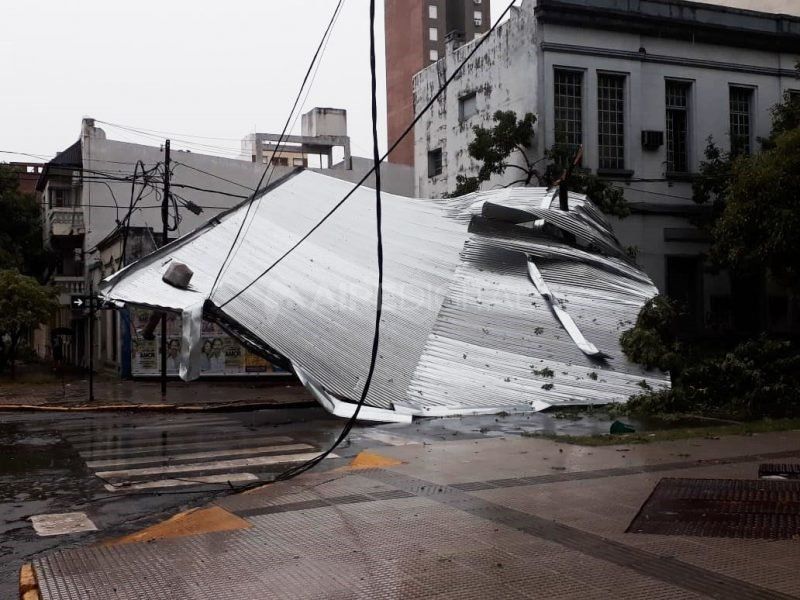 Récord: vientos de 152 kilómetros por hora destrozaron la ciudad
