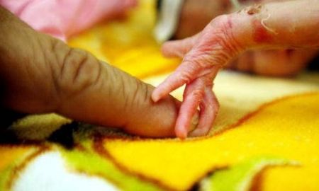 “Nunca imaginé que un beso podría matar a mi bebé”: madre advierte sobre los peligros del herpes tras perder a su hija de 14 días