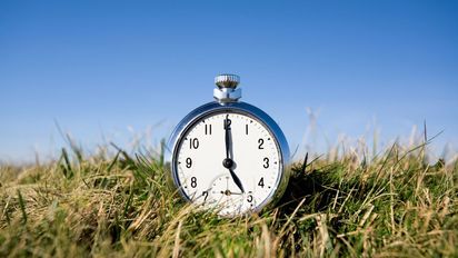 Qué significa ver la hora exacta en el reloj y cuál es su interpretación simbólica