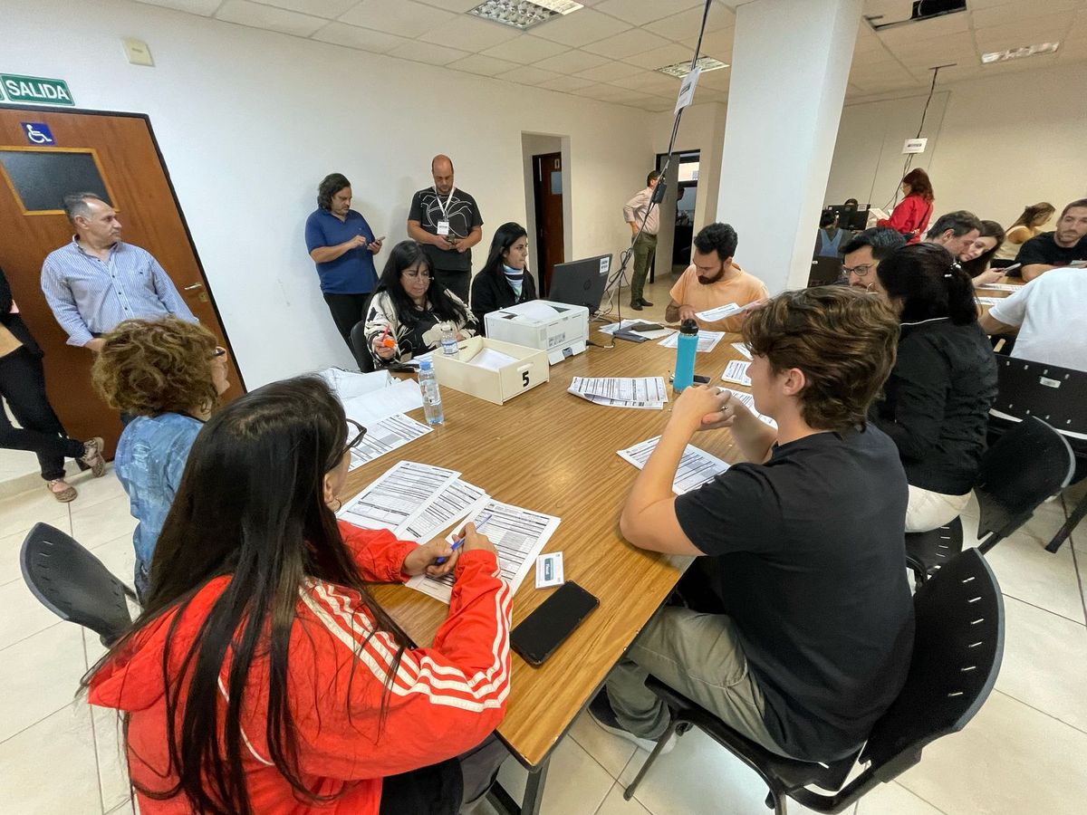 Las mesas escrutadoras trabajan a buen ritmo y se espera que el sábado estén los resultados completos de las elecciones en Santa Fe. Las mesas escrutadoras trabajan a buen ritmo y se espera que el sábado estén los resultados completos de las elecciones en Santa Fe.
