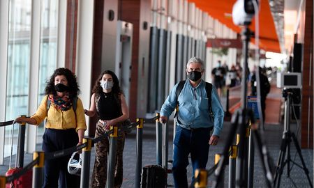 Los santafesinos que regresen del exterior deberán tener un PCR del país procedente, otro al llegar a Argentina, firmar una declaración jurada, realizar el aislamiento y al quinto día un nuevo PCR. Los santafesinos que regresen del exterior deberán tener un PCR del país procedente, otro al llegar a Argentina, firmar una declaración jurada, realizar el aislamiento y al quinto día un nuevo PCR.