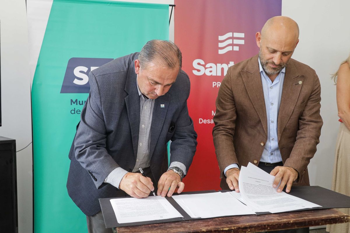 La firma del acuerdo, representada por el intendente Juan Pablo Poletti y el ministro de Desarrollo Productivo, Gustavo Puccini, reafirma el compromiso conjunto para fortalecer un espacio que funciona como la verdadera puerta de ingreso a la ciudad. La firma del acuerdo, representada por el intendente Juan Pablo Poletti y el ministro de Desarrollo Productivo, Gustavo Puccini, reafirma el compromiso conjunto para fortalecer un espacio que funciona como la verdadera puerta de ingreso a la ciudad.