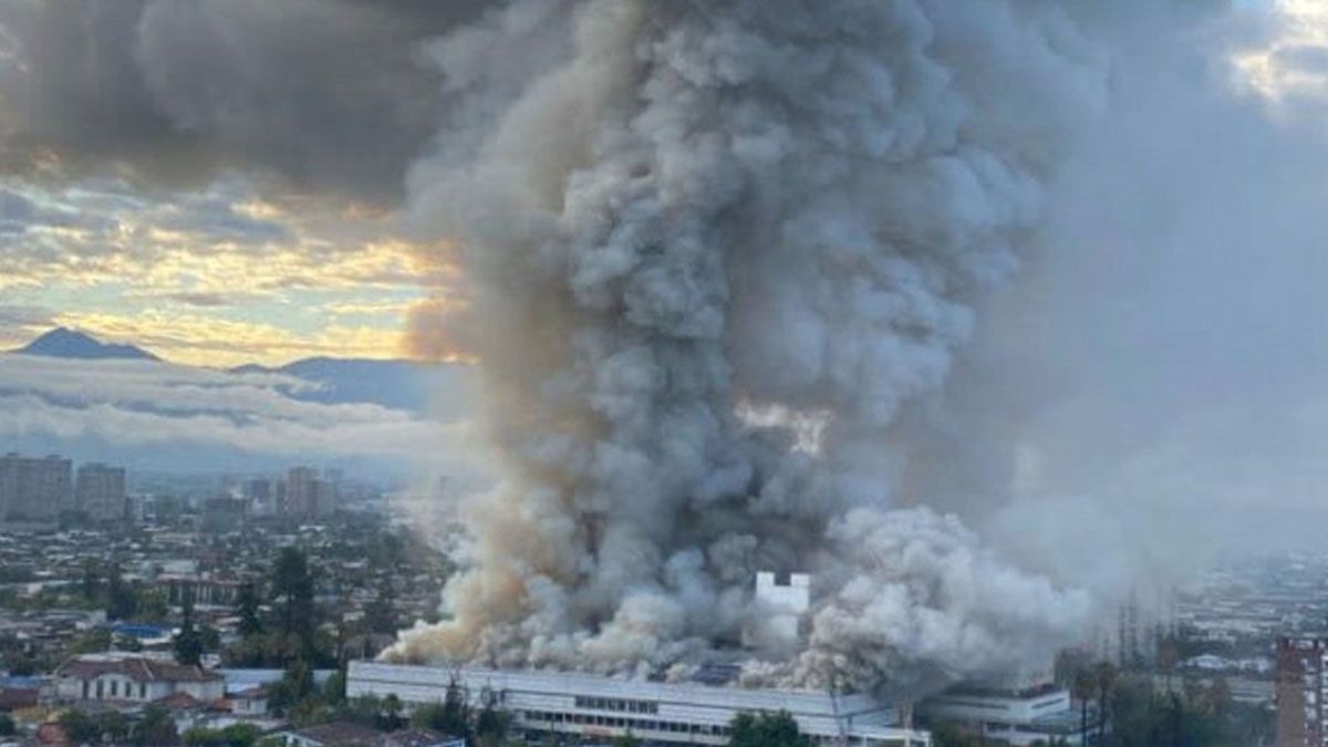 El hecho comenzó alrededor de las 7 de este sábado cuando se decretó una alerta por un incendio en las dependencias del Hospital San Borja Arriarán.