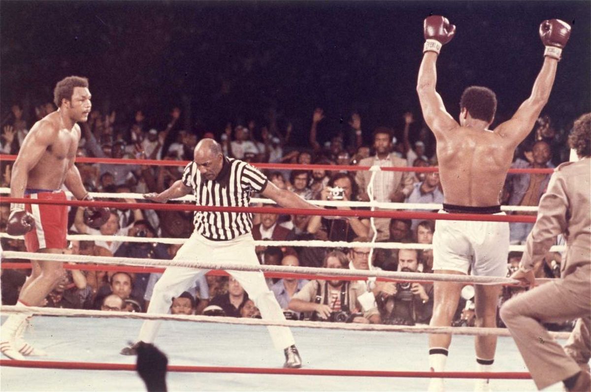 El ahora bicampeón mundial. “¿Qué les dije?”, “¿Qué les dije?”, repetía una y otra vez El Más Grande ante el asombro de propios y extraños, quienes habían presenciado una actuación irrepetible, protagonizada por un Ali que ya había asegurado su ingreso en la Historia. El ahora bicampeón mundial. “¿Qué les dije?”, “¿Qué les dije?”, repetía una y otra vez El Más Grande ante el asombro de propios y extraños, quienes habían presenciado una actuación irrepetible, protagonizada por un Ali que ya había asegurado su ingreso en la Historia.