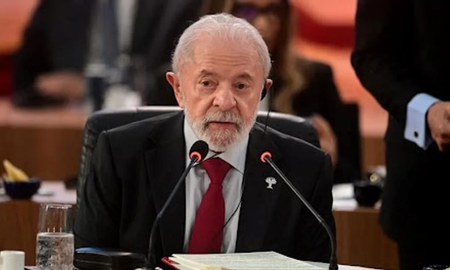 El presidente de Brasil, Luiz Inácio Lula da Silva, firmó este martes en Brasilia el decreto que promulga el acuerdo de libre comercio entre el Mercado Común del Sur (Mercosur) y la Unión Europea (UE). El presidente de Brasil, Luiz Inácio Lula da Silva, firmó este martes en Brasilia el decreto que promulga el acuerdo de libre comercio entre el Mercado Común del Sur (Mercosur) y la Unión Europea (UE).