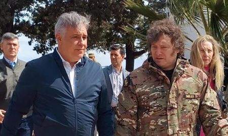 En ese marco, se difundió una foto del mandatario, vestido con ropa militar, junto a Llaryora y la secretaria General de la Presidencia, Karina Milei. En ese marco, se difundió una foto del mandatario, vestido con ropa militar, junto a Llaryora y la secretaria General de la Presidencia, Karina Milei.