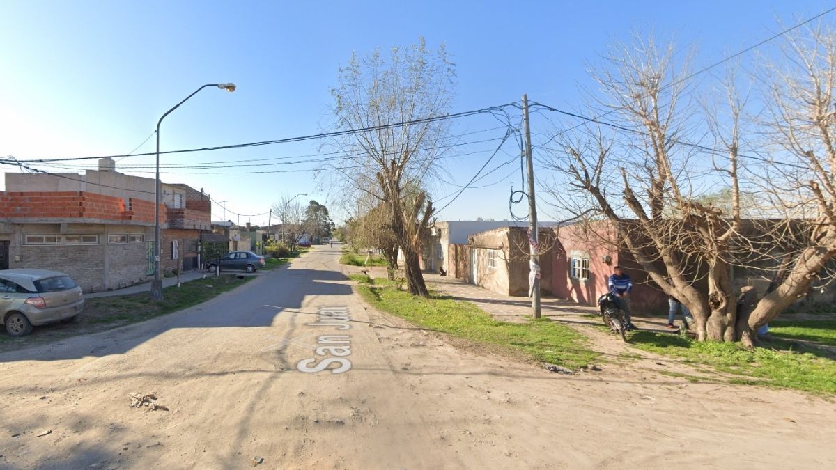 Asalto en barrio Los Hornos: lo golpearon para robarle la moto