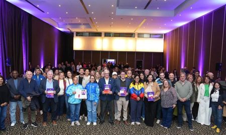 El Gobierno de la Provincia de Santa Fe presentó una colección de diez cuadernillos didácticos para trabajar en las escuelas a partir del deporte y los valores olímpicos. El Gobierno de la Provincia de Santa Fe presentó una colección de diez cuadernillos didácticos para trabajar en las escuelas a partir del deporte y los valores olímpicos.