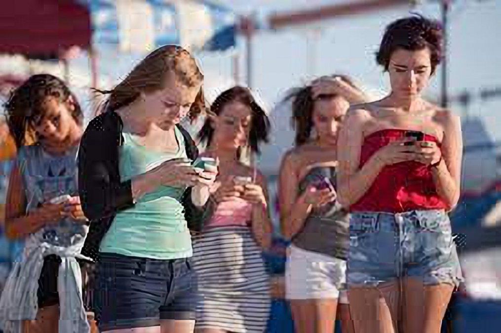 Google les pedirá a sus usuarios que dejen de mirar el celular mientras caminan por medio de una app.