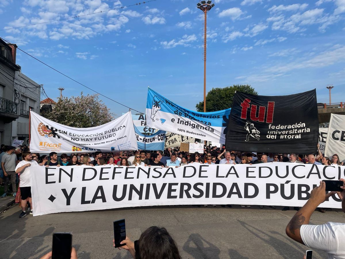 Inició la Marcha Federal Universitaria en Santa Fe.