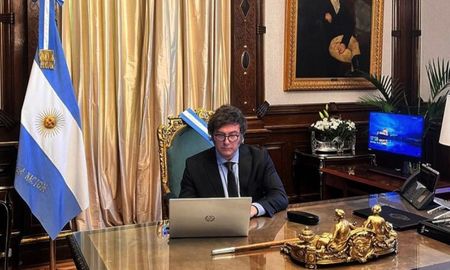 El presidente Javier Milei había señalado que les dará de baja a 70 mil contratados en el Estado. El presidente Javier Milei había señalado que les dará de baja a 70 mil contratados en el Estado.