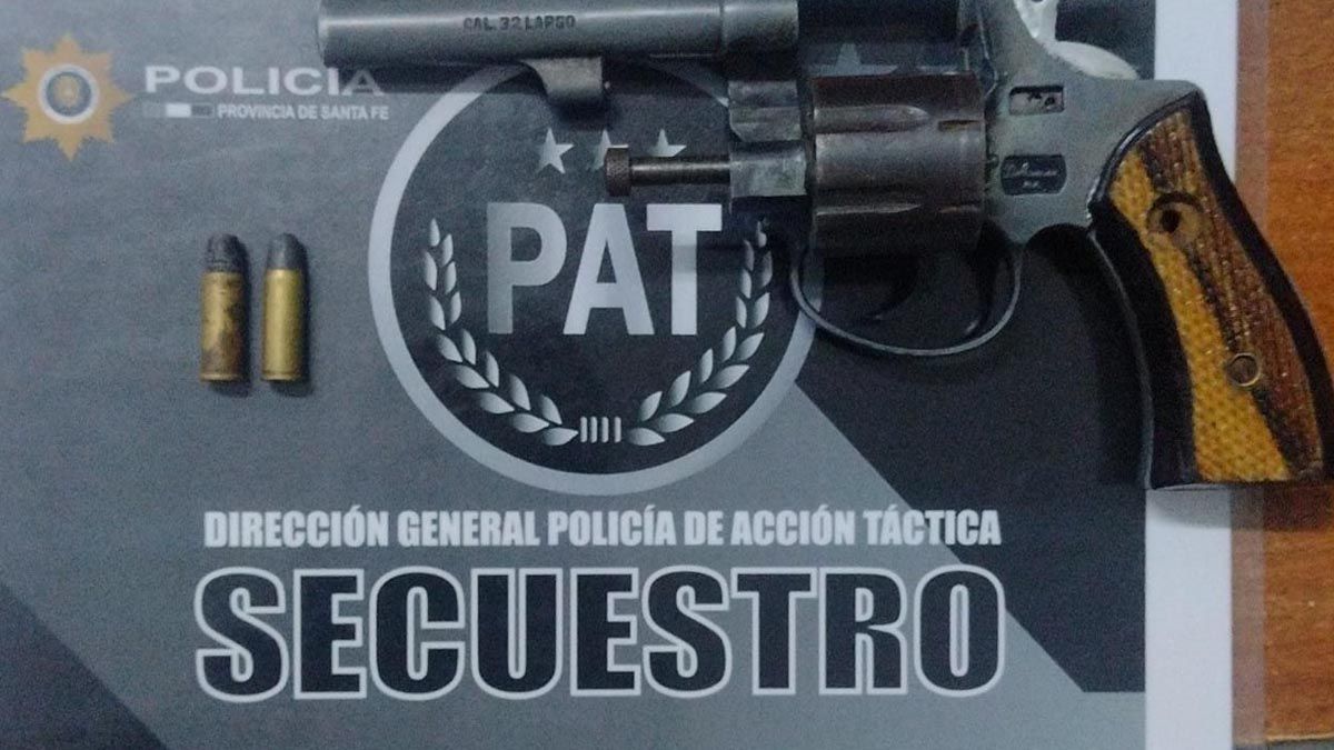 Un hombre fue detenido por la policía luego de amenazar con un arma de fuego a su propio hijo.