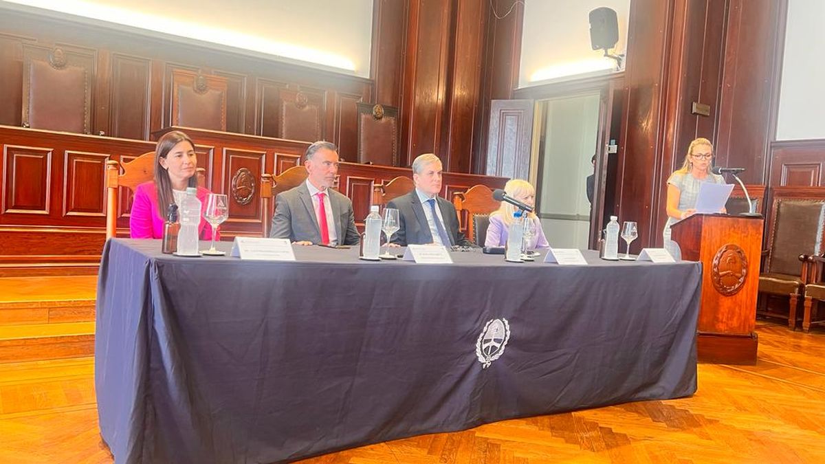 Los presidentes de las Cortes Supremas de Justicia de Santa Fe y Tucumán firmaron un acuerdo clave para avanzar en la aplicación de nuevas herramientas informáticas.