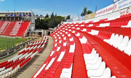 Tras intensas negociaciones entre el Club Unión de Santa Fe y el Ministerio de Seguridad de la provincia, se logró garantizar que este domingo el partido frente el Tate a Arsenal se desarrolle con la cantidad de efectivos policiales que establecen las normativas vigentes. Se evitó así protagonizar un papelón nacional. Tras intensas negociaciones entre el Club Unión de Santa Fe y el Ministerio de Seguridad de la provincia, se logró garantizar que este domingo el partido frente el Tate a Arsenal se desarrolle con la cantidad de efectivos policiales que establecen las normativas vigentes. Se evitó así protagonizar un papelón nacional.