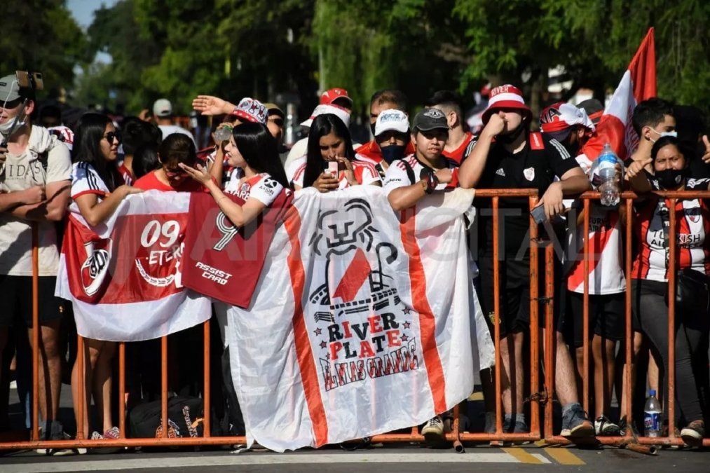 Los jugadores de River reconocieron el acompañamiento de una multitud de hinchas en el hotel