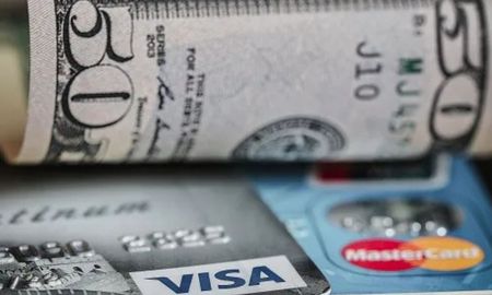 El dólar barato impulsa las salidas de argentinos y reduce la llegada de turistas extranjeros. El dólar barato impulsa las salidas de argentinos y reduce la llegada de turistas extranjeros.
