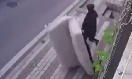 El responsable dio a conocer que le daba pereza bajar el sillón de otra manera. El responsable dio a conocer que le daba pereza bajar el sillón de otra manera.