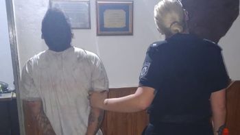 Asaltaron a un remisero en barrio El Pozo y la policía encontró al ladrón en un descampado