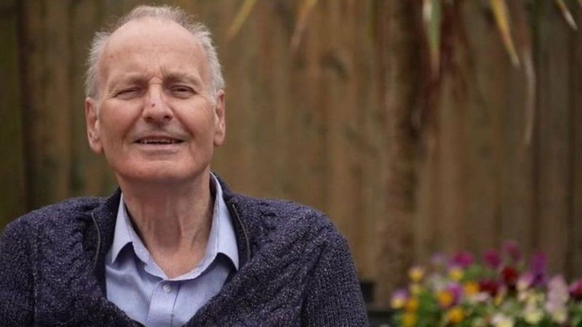 Dave Smith de 72 años se contagió de covid en 2020