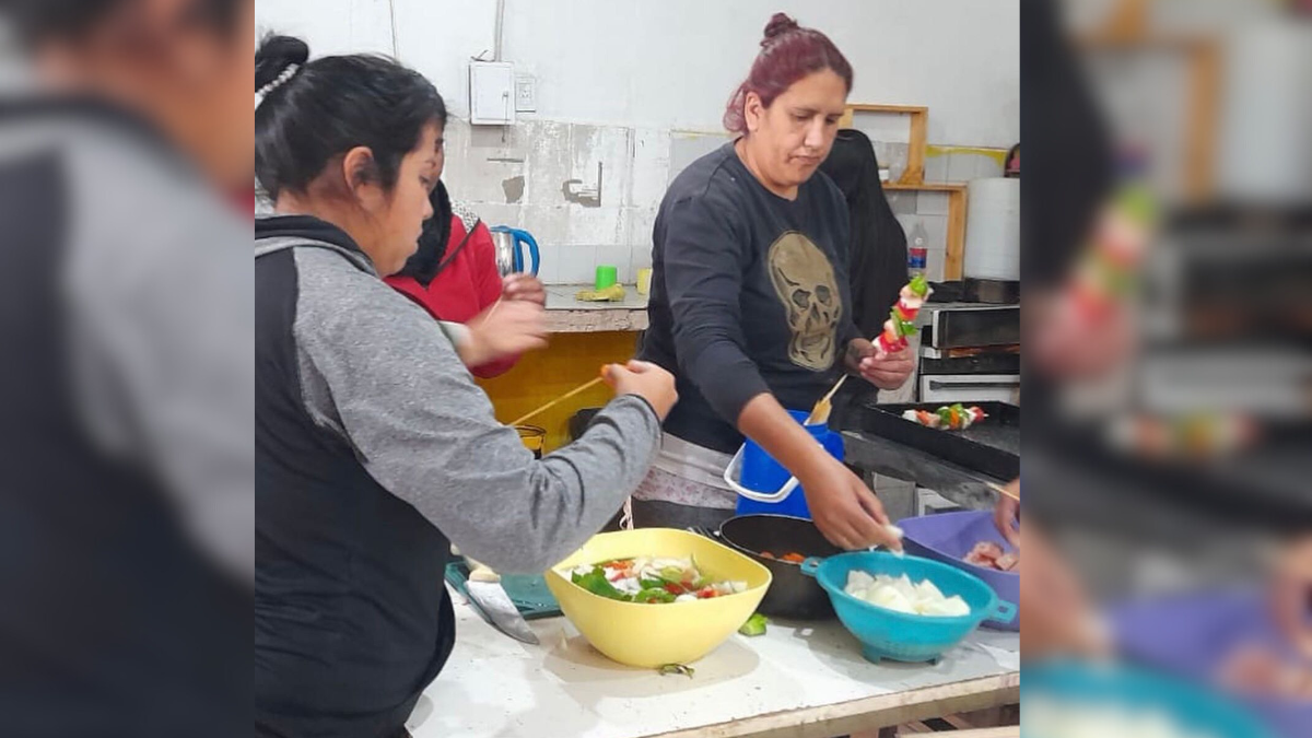 En Las Lomas y Los Hornos, los talleres de cocina son espacios de creación y aprendizaje, que reúnen entre 35 a 40 mujeres, que en la cocina encuentran un lienzo para expresar su arte culinario. En Las Lomas y Los Hornos, los talleres de cocina son espacios de creación y aprendizaje, que reúnen entre 35 a 40 mujeres, que en la cocina encuentran un lienzo para expresar su arte culinario.