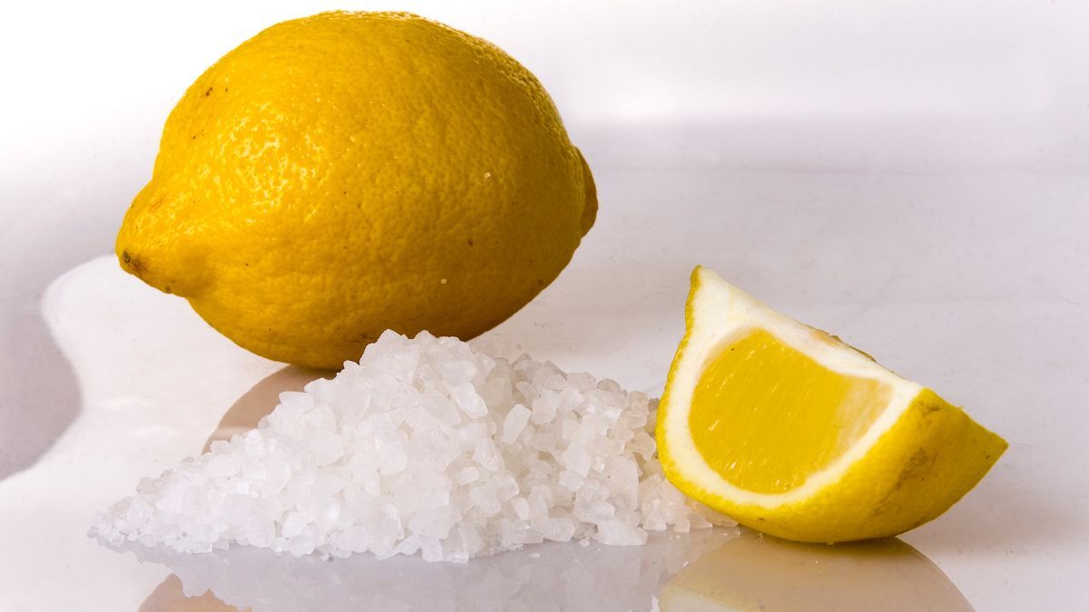 Este truco de limpieza utiliza solo jugo de limón y sal gruesa. Este truco de limpieza utiliza solo jugo de limón y sal gruesa.
