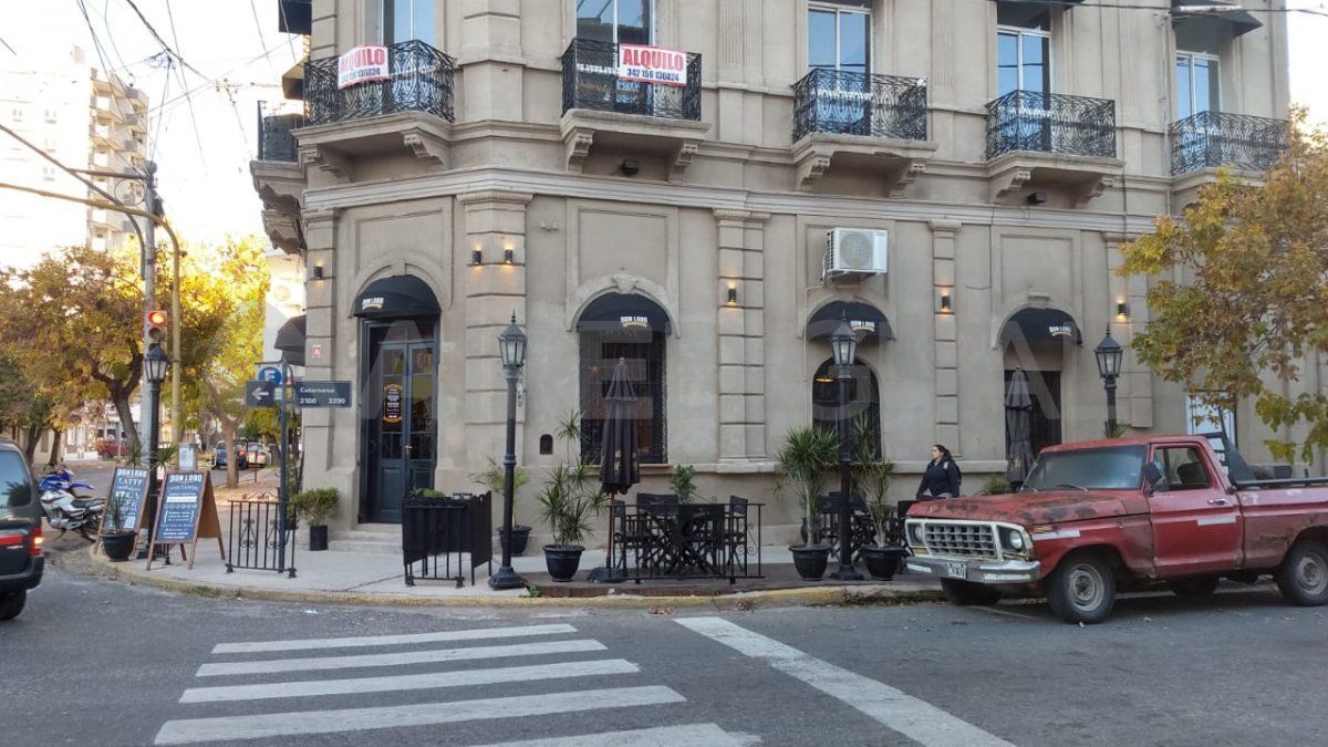 Dos ladrones armados amenazaron de muerte a los empleados y clientes del bar y barbería Don Lobo