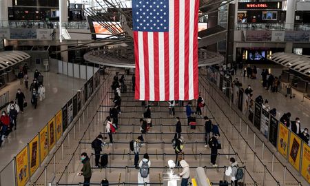 Además de la prueba antes de viajar a los Estados Unidos, las autoridades aconsejan realizarse otra prueba a los 3 o 5 días después de haber aterrizado. Además de la prueba antes de viajar a los Estados Unidos, las autoridades aconsejan realizarse otra prueba a los 3 o 5 días después de haber aterrizado.