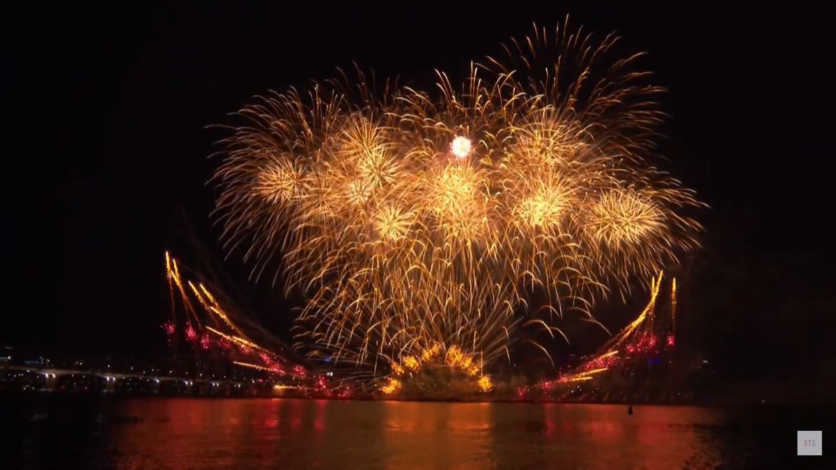 BTS festeja 10 años: así fue el impactante y emotivo show de fuegos artificiales sobre el río Han en Seúl.