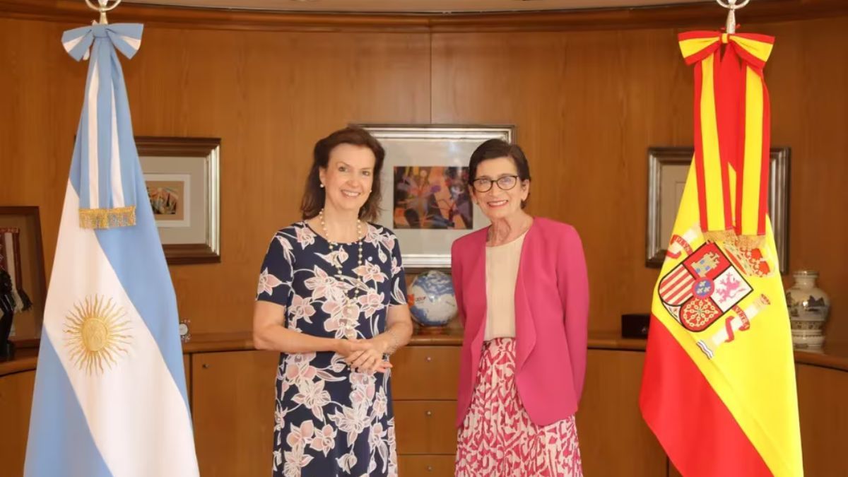 Mondino junto a la embajadora de España