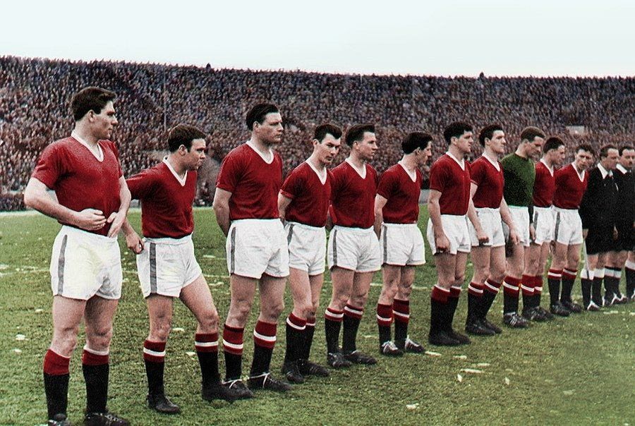 El miércoles 5 de febrero de 1958, el Manchester United empató 3 a 3 con el Estrella Roja, en Belgrado. Fue el último partido de los Busby Babes antes del accidente. Esa tarde, los titulares fueron (de izquierda a derecha) Duncan Edwards, Eddie Colman, Mark Jones, Ken Morgans, Bobby Charlton, Dennis Viollet, Tommy Taylor, Billy Foulkes, Harry Gregg, Albert Scanlon, y Roger Byrne.